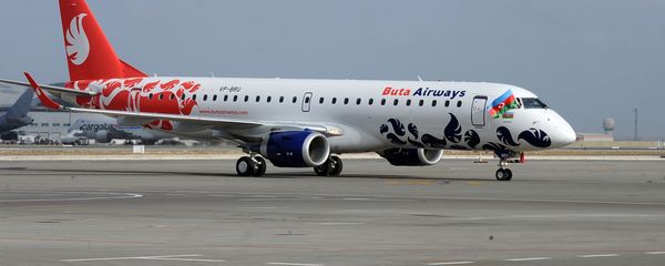 Президент Ильхам Алиев ознакомился с самолетом Embraer 190 авиакомпании Buta Airways - Sputnik Азербайджан