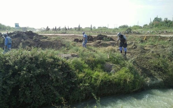 Саперы на месте работ по разминированию - Sputnik Азербайджан