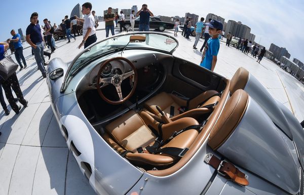 Автопробег и выставка классических автомобилей в Баку - Sputnik Азербайджан