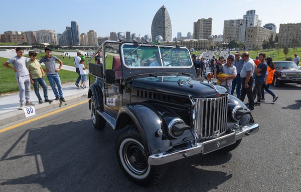 Автопробег и выставка классических автомобилей в Баку - Sputnik Азербайджан