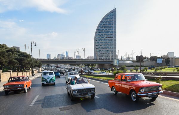 Автопробег и выставка классических автомобилей в Баку - Sputnik Азербайджан