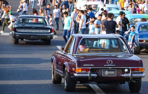 Автопробег и выставка классических автомобилей в Баку - Sputnik Азербайджан