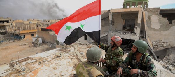 Солдаты сирийской армии (САА) с флагом Сирии радуются освобождению Пальмиры - Sputnik Азербайджан