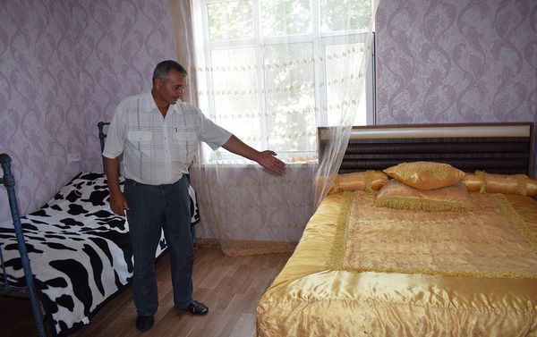 Мухтаров говорит, что вечером, выключив свет, они боятся шелохнуться - Sputnik Азербайджан