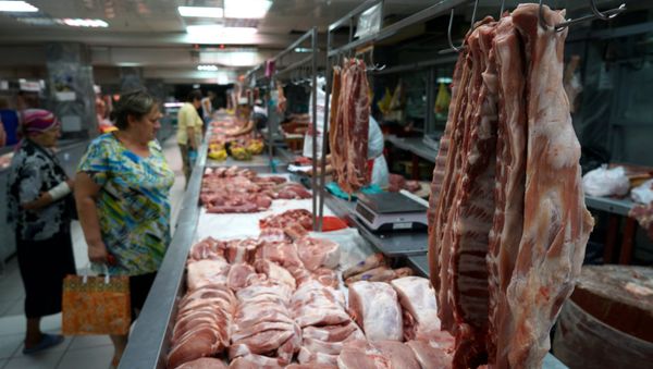 Покупатели у прилавка с мясом - Sputnik Азербайджан