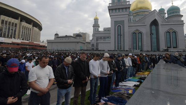 Мусульмане в день праздника жертвоприношения Курбан-Байрам возле Московской Соборной мечети, фото из архива - Sputnik Азербайджан