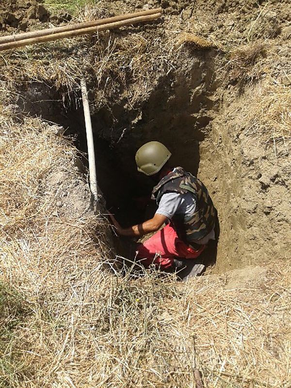 Сотрудник ANAMA в ходе операции - Sputnik Азербайджан