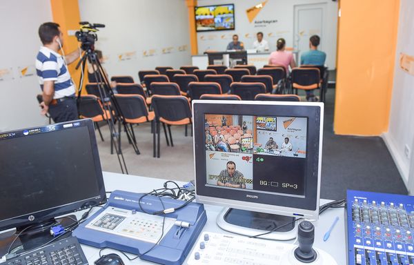 Видеомост Баку-Минск-Кишинев-Бишкек на тему Международный день блога глазами блогеров из СНГ - Sputnik Азербайджан