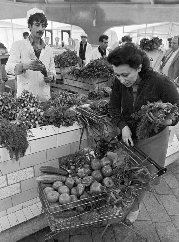 Жительница Ахмедлы покупает зелень на рынке. Сентябрь, 1984 год. - Sputnik Азербайджан