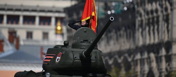 Средний танк Т-34-85 на генеральной репетиции военного парада в Москве, фото из архива - Sputnik Азербайджан