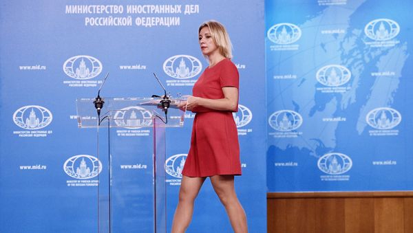 Официальный представитель министерства иностранных дел России Мария Захарова перед началом брифинга в Москве - Sputnik Азербайджан