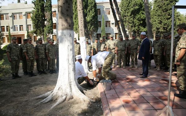 Руководство министерства обороны Азербайджана посетило воинскую часть в прифронтовой зоне - Sputnik Азербайджан