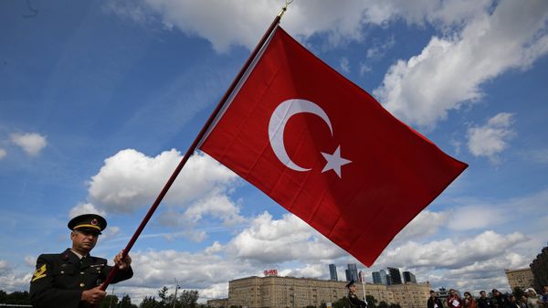 Знаменосец оркестра Мехтер Вооруженных сил Турции на шествии участников фестиваля Спасская башня на Поклонной горе в Москве - Sputnik Азербайджан
