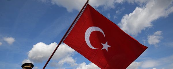 Знаменосец оркестра Мехтер Вооруженных сил Турции на шествии участников фестиваля Спасская башня на Поклонной горе в Москве - Sputnik Азербайджан