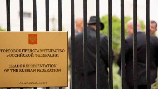 Табличка на воротах российского торгового представительства в Вашингтоне - Sputnik Азербайджан