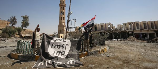 Боевики коалиции Силы народной мобилизации, сражающейся на стороне иракского правительства, фотографируются с флагом ИГ в городе Талль-Афаре, Ирак, 27 августа 2017 года - Sputnik Азербайджан