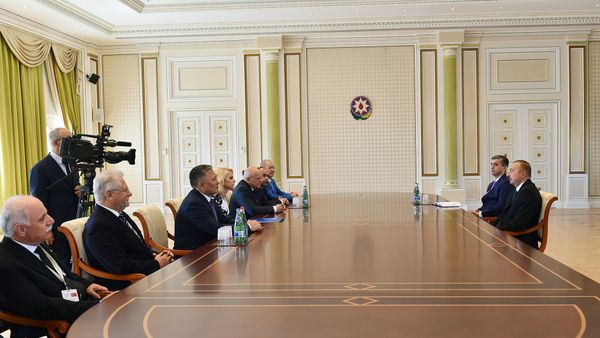 Президент Азербайджана Ильхам Алиев принял группу участников проходящей в Баку XVII сессии Совета руководителей Высших органов финансового контроля государств-членов СНГ - Sputnik Азербайджан