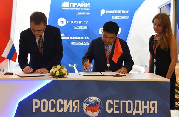 Первый заместитель главного редактора МИА Россия сегодня Олег Осипов (слева) и руководитель российского представительства компании Alibaba Culture Communication Сянцянь Ци на церемонии подписания соглашения о стратегическом международном сотрудничестве между Информационным агентством и радио Sputnik и Alibaba Culture Communication - Sputnik Азербайджан