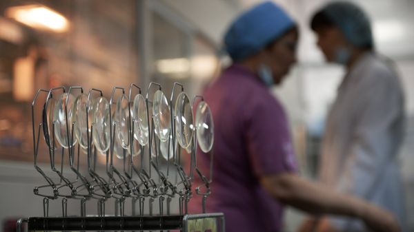 Участок нанесения оптических покрытий на линзы в научно-производственной компании - Sputnik Азербайджан
