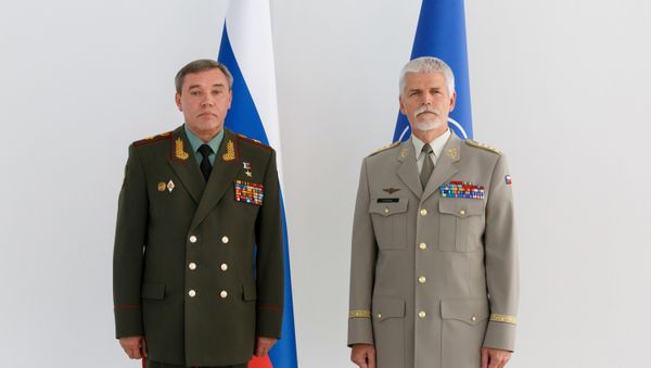 Начальник Генерального штаба Вооруженных сил РФ - первый заместитель министра обороны РФ генерал армии Валерий Герасимов (слева) и представитель военного комитета НАТО генерал-полковник Петр Павел во время встречи в Баку - Sputnik Азербайджан