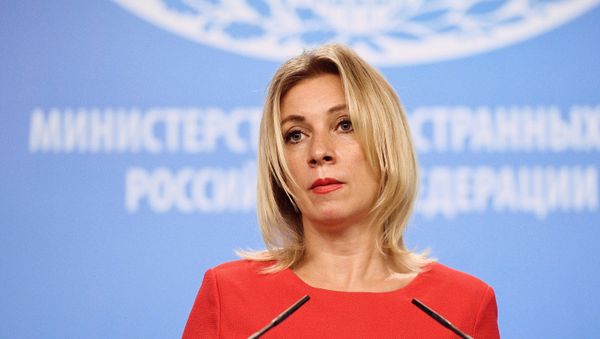 Официальный представитель министерства иностранных дел России Мария Захарова во время брифинга в Москве - Sputnik Азербайджан