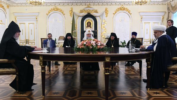 Патриарх Московский и всея Руси Кирилл (в центре), верховный патриарх и католикос всех армян Гарегин II (слева) и духовный лидер Азербайджана, глава Управления мусульман Кавказа Аллахшукюр Пашазаде (справа) во время встречи в Москве - Sputnik Азербайджан