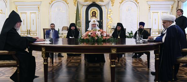 Патриарх Московский и всея Руси Кирилл (в центре), верховный патриарх и католикос всех армян Гарегин II (слева) и духовный лидер Азербайджана, глава Управления мусульман Кавказа Аллахшукюр Пашазаде (справа) во время встречи в Москве - Sputnik Азербайджан