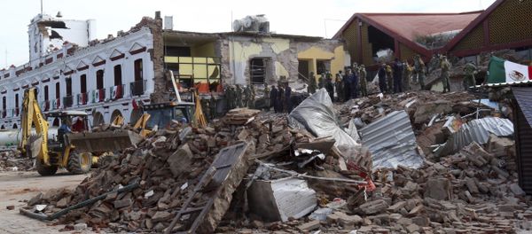 Soldiers remove debris from a partly collapsed municipal building after an earthquake in Juchitan, Oaxaca state, Mexico, Friday, Sept. 8, 2017. - Sputnik Азербайджан