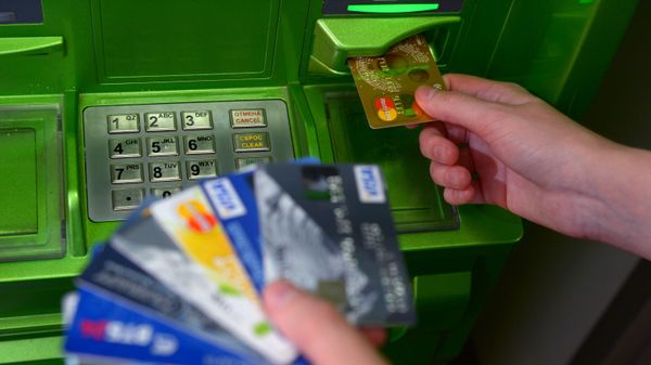 Банковские карты международных платежных систем VISA и MasterCard - Sputnik Азербайджан