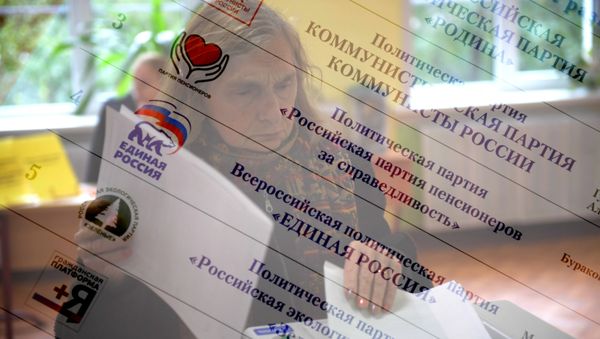 Житель Москвы в единый день голосования на избирательном участке, фото из архива - Sputnik Азербайджан