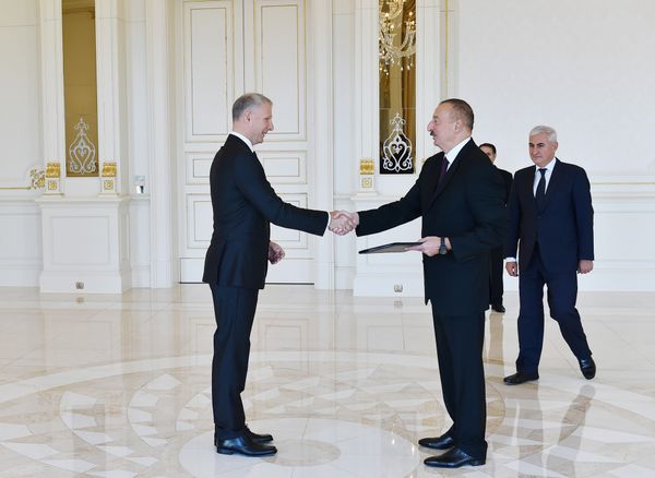 Президент Ильхам Алиев принял верительные грамоты руководителя представительства Европейского Союза в Азербайджане - Sputnik Азербайджан
