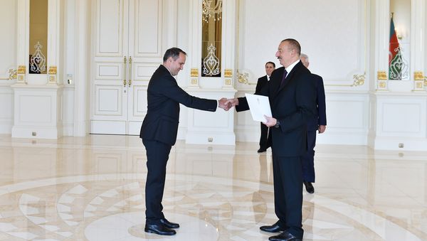 Президент Ильхам Алиев принял верительные грамоты новоназначенного посла Венгрии в Азербайджане - Sputnik Азербайджан