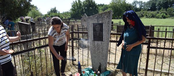Жители Гахского района выполняют традиционный поминальный обряд на могиле предков - Sputnik Азербайджан