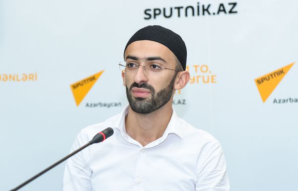 Исполнитель песен на религиозную тематику гаджи Айдын Рза - Sputnik Азербайджан