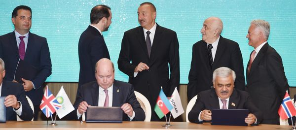 Церемония подписания нового Соглашения по месторождениям Азери, Чыраг и Гюнешли - Sputnik Азербайджан