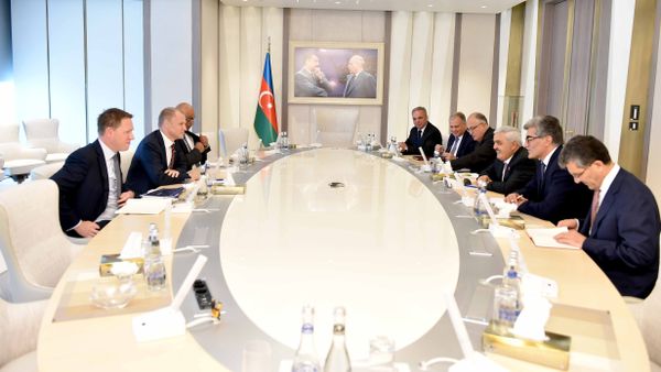 Встреча президента азербайджанской компании Ровнага Абдуллаева с исполнительным вице-президентом по международному развитию и производству норвежской Statoil Ларсом Кристианом Бахером - Sputnik Азербайджан