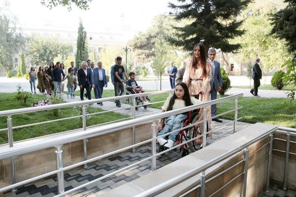Вице-президент Фонда Гейдара Алиева Лейла Алиева побывала в Государственной академии художеств - Sputnik Азербайджан