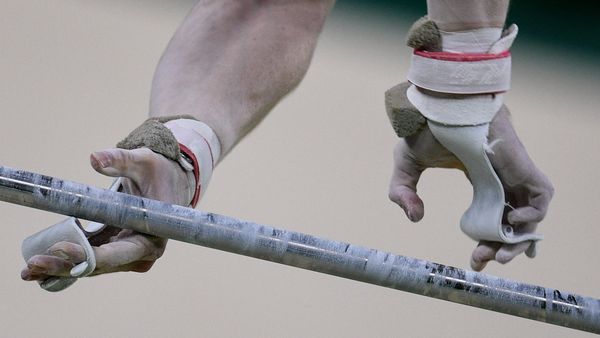 Спортсмен выполняет упражнения на перекладине на соревнованиях по спортивной гимнастике, фото из архива - Sputnik Азербайджан
