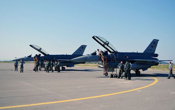 Самолеты F-16 ВВС Турции, участвующие в учениях “TurAz Qartalı-2017”, прибыли в Азербайджан - Sputnik Азербайджан