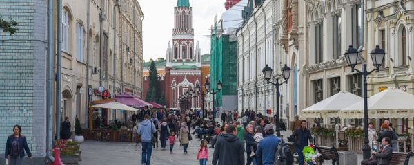 Горожане на одной из центральных улиц Москвы - Sputnik Азербайджан