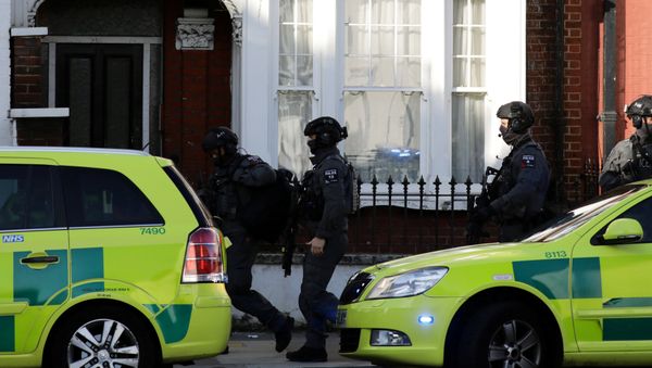 Полицейские на месте взрыва на станции Parsons Green в Лондоне, 15 сентября 2017 года - Sputnik Азербайджан