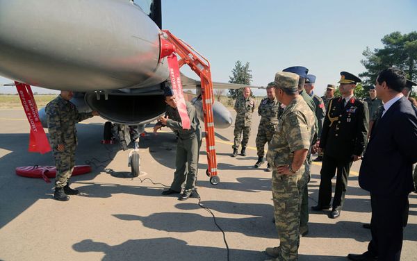Министр обороны принял участие в церемонии открытия учений “TurAz Qartalı-2017” - Sputnik Азербайджан