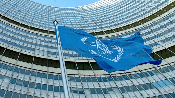 Флаг МАГАТЭ перед штаб-квартирой организации в Вене, фото из архива - Sputnik Азербайджан