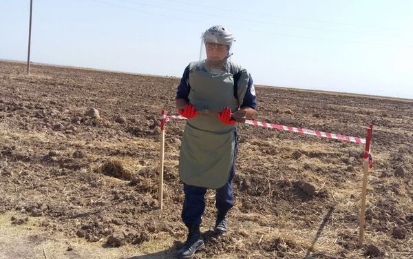 Сапер ANAMA на месте ликвидации боеприпаса - Sputnik Азербайджан