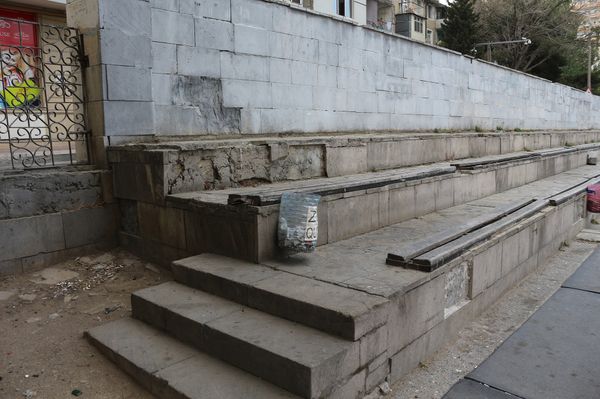 От былого порядка не осталось и следа — весь предназначенный для тренировок инвентарь уже давно вышел из строя - Sputnik Азербайджан