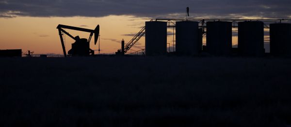 Нефтяной насос и танкеры, фото из архива - Sputnik Азербайджан