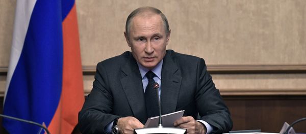 Президент РФ Владимир Путин проводит заседание Военно-промышленной комиссии во время посещения концерна ВКО Алмаз–Антей, 19 сентября 2017 года - Sputnik Азербайджан