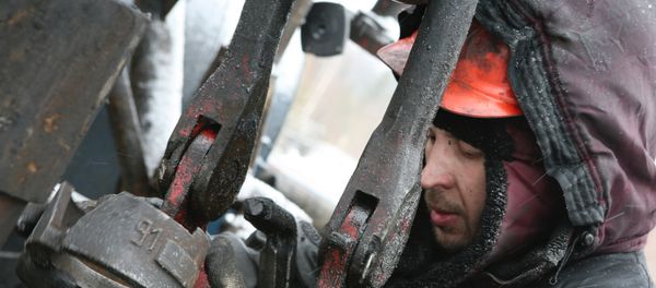 Нефтяник за работой, фото из архива - Sputnik Азербайджан