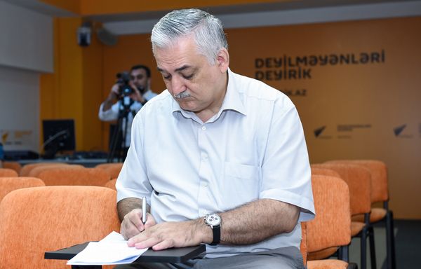 Пресс-конференция на тему Новый этап нефтяной эры Азербайджана и ситуация на мировых рынках в мультимедийном пресс-центре Sputnik Азербайджан - Sputnik Азербайджан