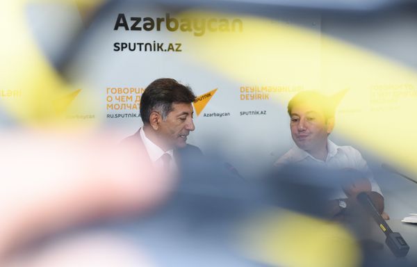 Пресс-конференция на тему Новый этап нефтяной эры Азербайджана и ситуация на мировых рынках в мультимедийном пресс-центре Sputnik Азербайджан - Sputnik Азербайджан